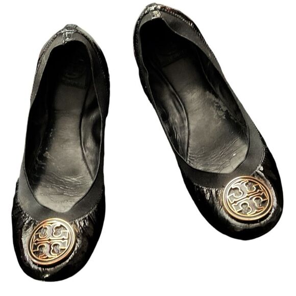 Tory Burch Carolines Black Patent Leather Ballet Flat Shoes Gold Logo Medallion - Picture 1 of 6